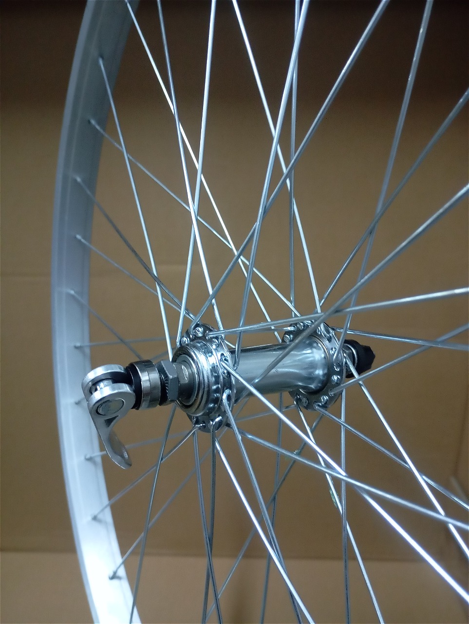 Колесо 26 переднее, обод одинарный алюм. б/пист., втулка стальная, эксцентрик, сер.